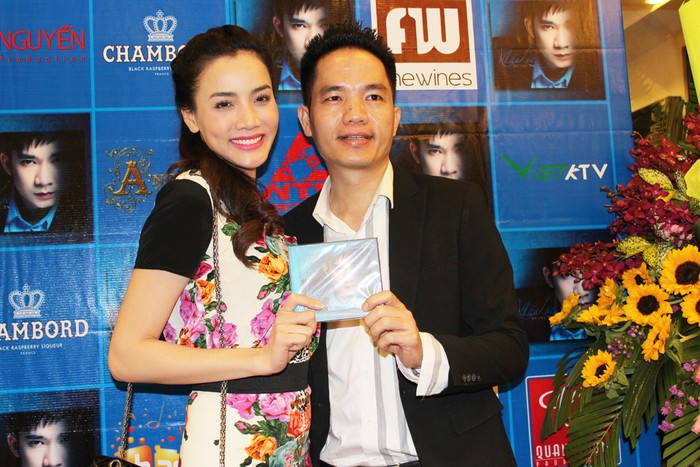 Chụp ảnh cùng Quang Cường (anh trai và là người quản lý của Quang Hà)